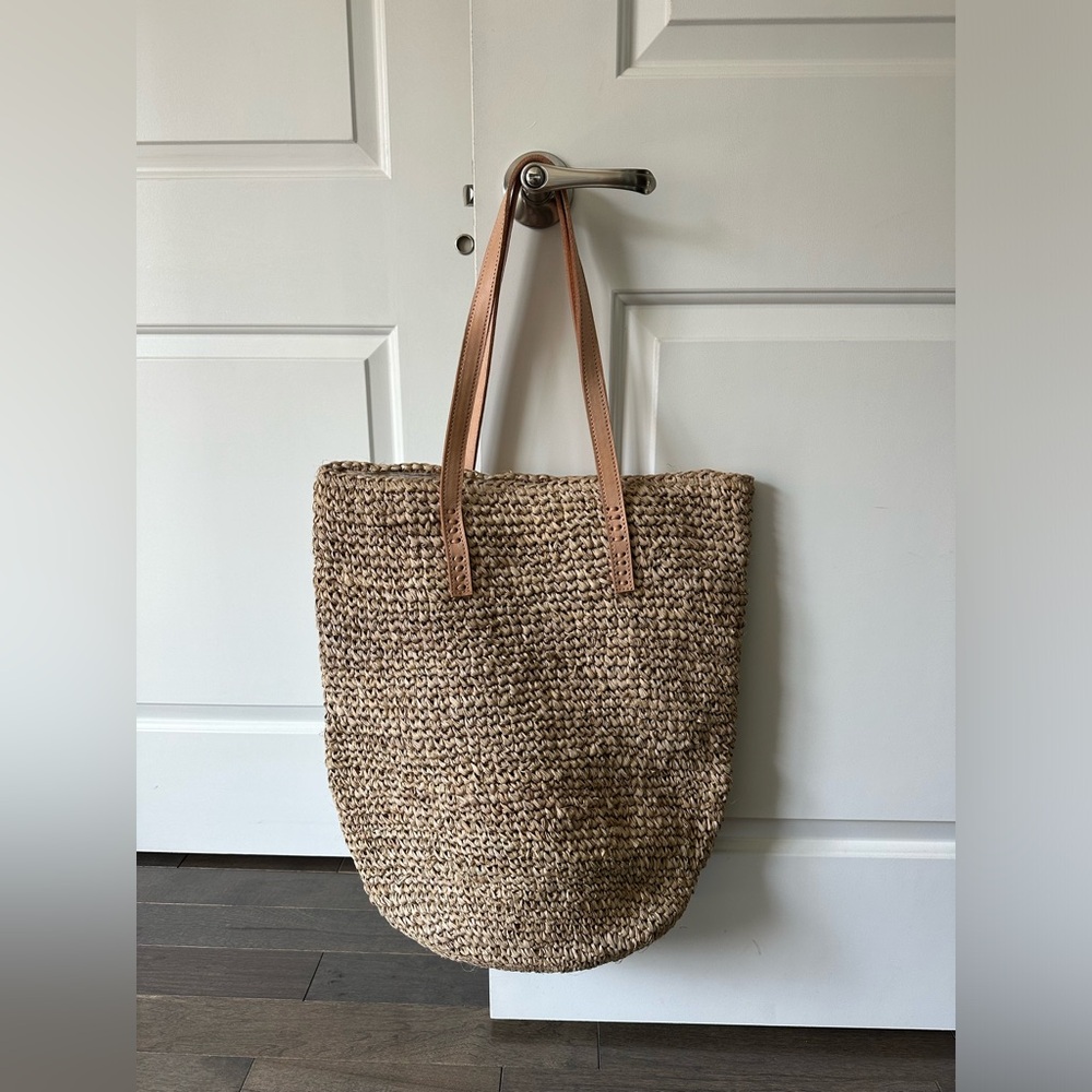 Large straw raffia tote bag with leather handles